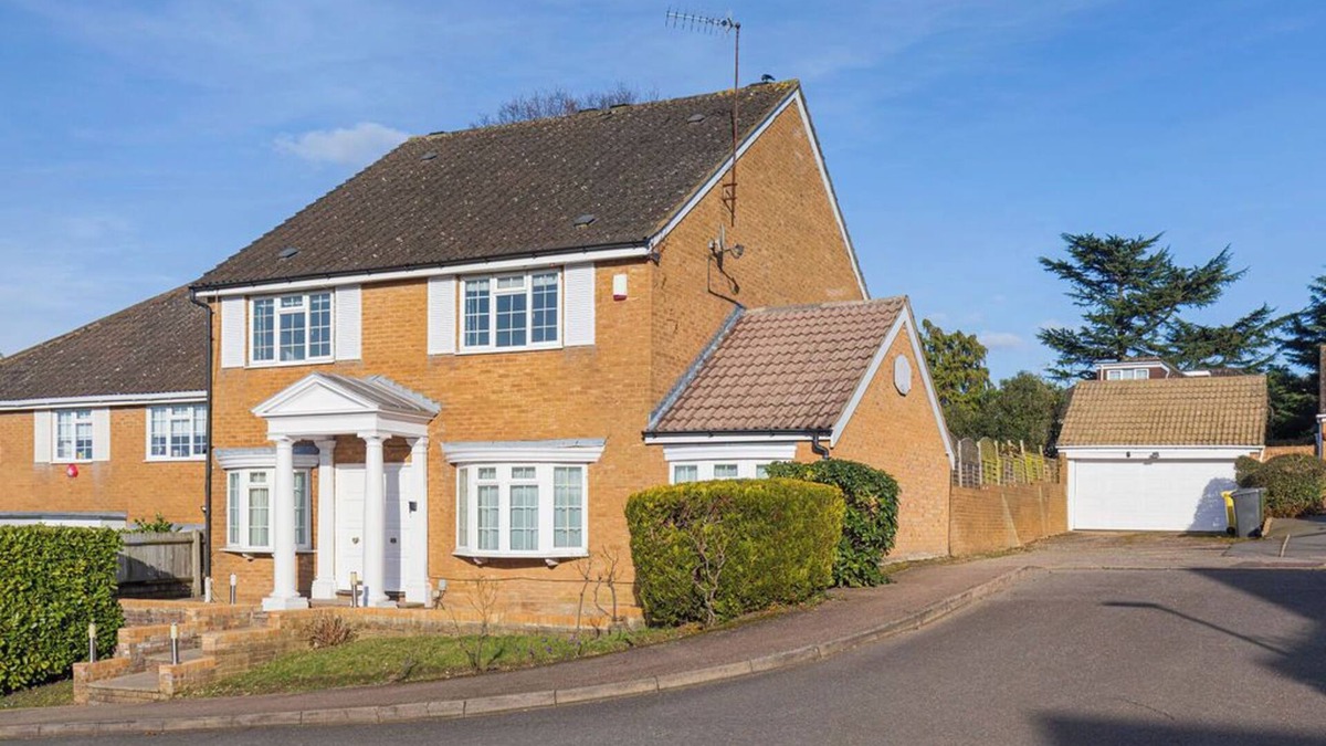 Borehamwood House | Garden Parking WiFi Near Sky Elstree Studios