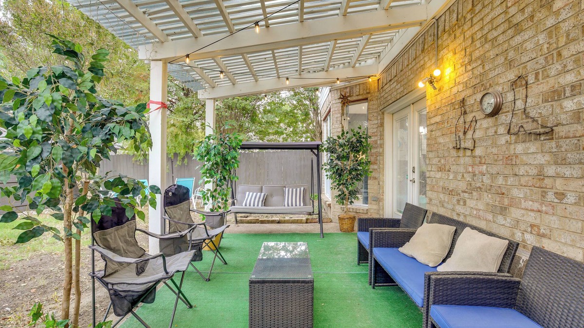 Mesquite House | Garden Patio & Fire Pit: Mesquite Home Near Lakes