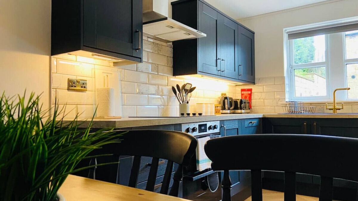 Exley House | Garden+Pets OK |8mins Halifax |Parking |M62 Access