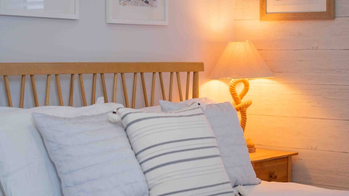Portsmouth Apartment | Garden studio, own entry, shared kitchen. Close to beach, bars and shops