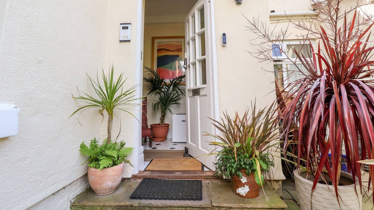 New Brighton Cottage | GARDEN SUITE, family friendly, with a garden in New Brighton