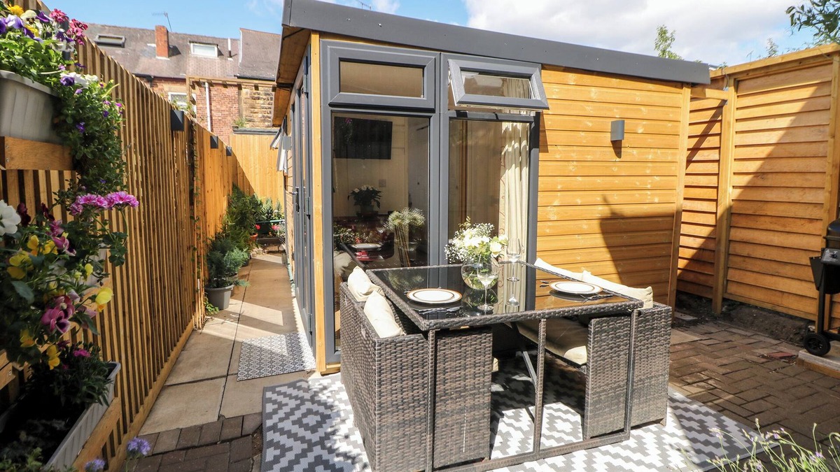 Dronfield Cottage | GARDEN SUITE, pet friendly, with a garden in Dronfield