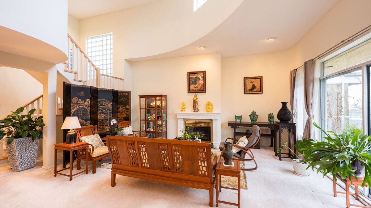 Caulfeild House | Garden view bright rooms and sharing mountain views spacious main floor