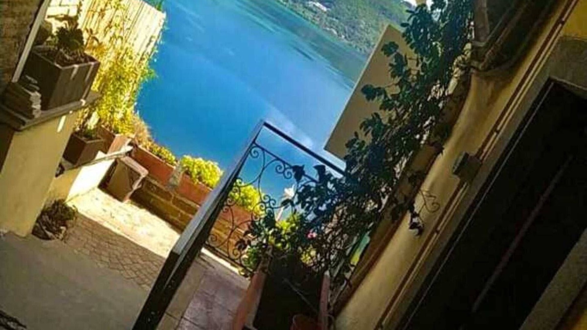 Castel Gandolfo Apartment | Garden with Lake View and Vasco Jacuzzi 1 min from Old Town