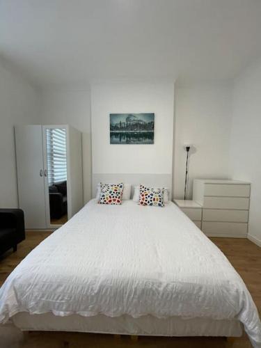 Broad Green Apartment | Garnet - Deluxe London Studio