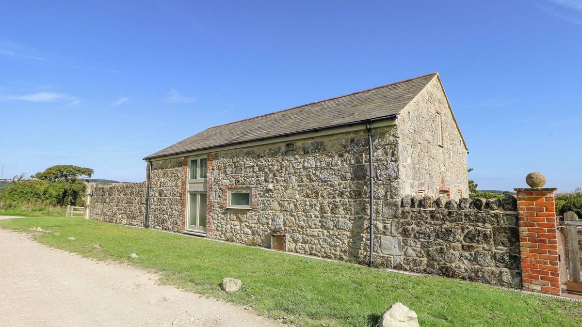 Newport Cottage | GARSTONS BARN, pet friendly, with a garden in Newport, Isle Of Wight