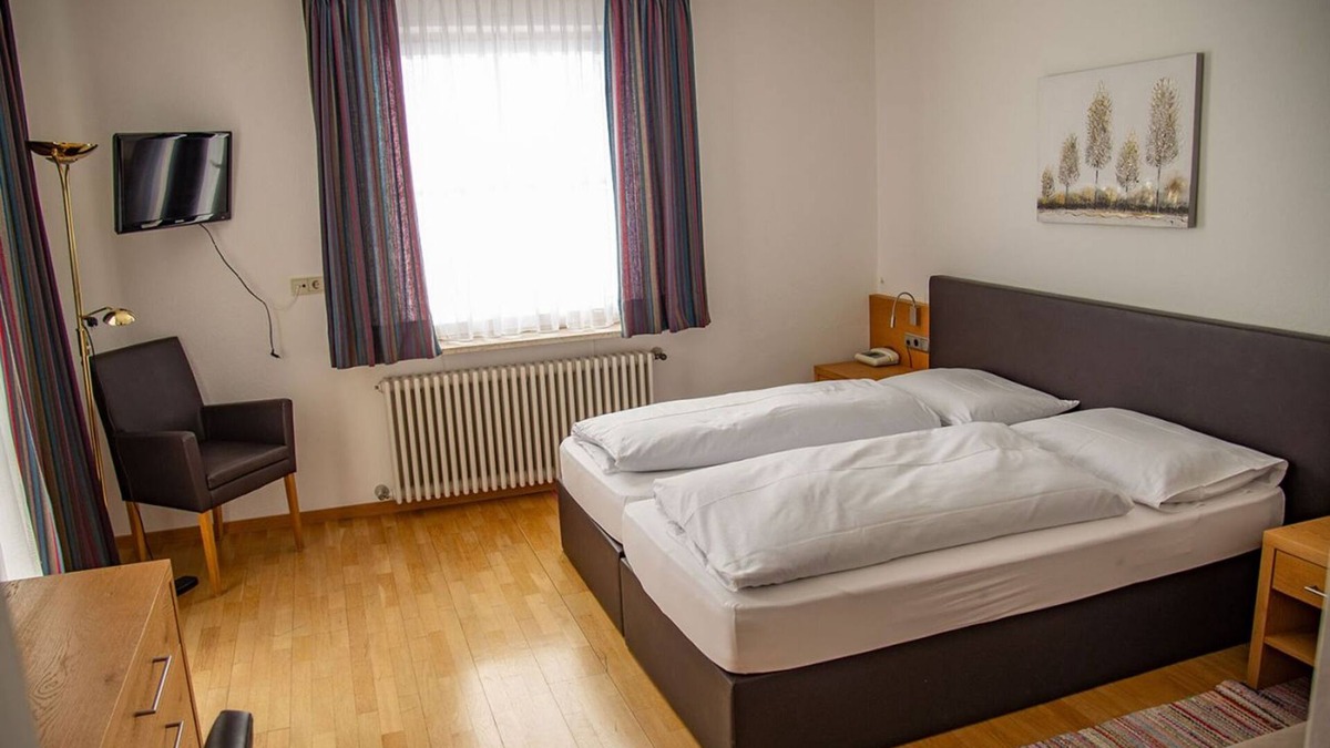 Santa Valburga Apartment | Gasthof Kirchsteiger 'Zimmer 2' with Lake View, Shared Terrace and Wi-Fi