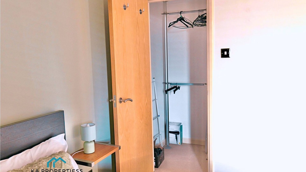 Old Trafford Apartment | Gated 2BR Flat + Parking & Pool Table | King Bed