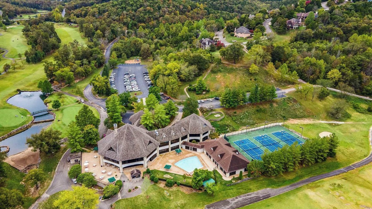 Reeds Spring Cabin | Gated Community | Pool + Golf Course | Near SDC
