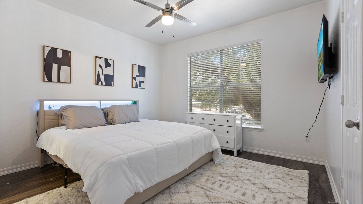 Dallas Condo | Gated Community Retreat Pool & Grill 10 Min to Downtown