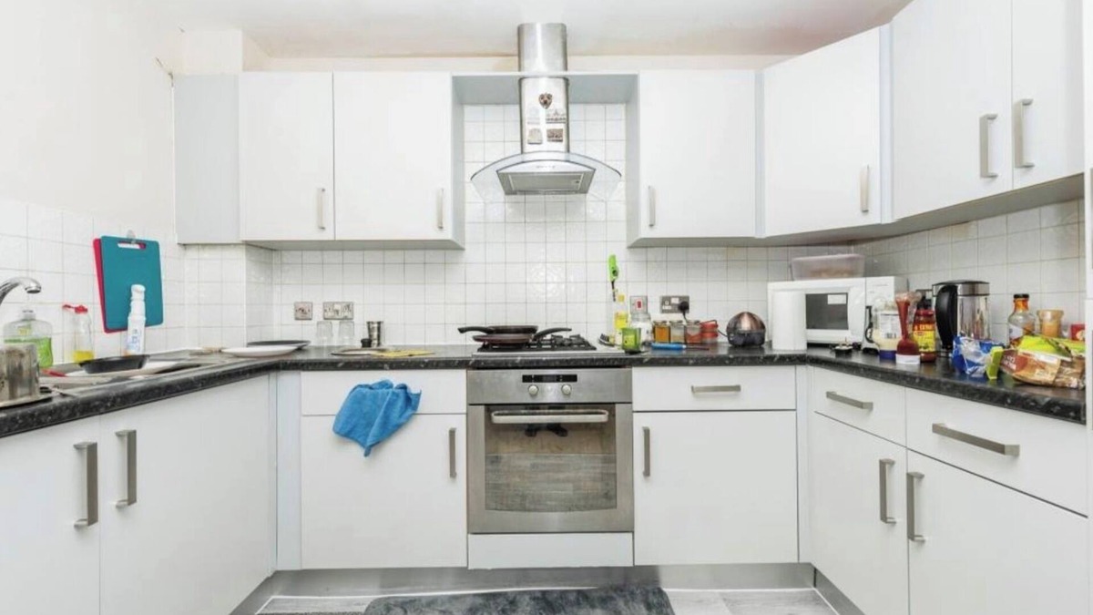 Hatfield Apartment | Gated Community. Uncroft Parking.nwalking Distance to Hatfield Galleria
