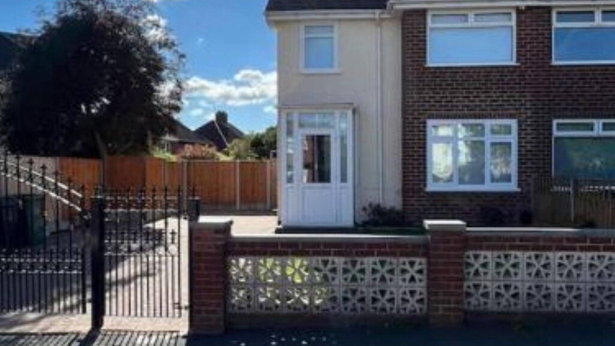 Smethwick House | Gated home close to Birmingham City Centre