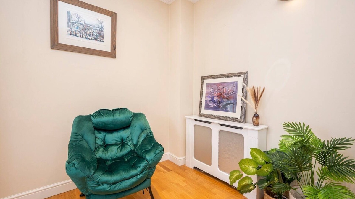 Surrey Docks Apartment | Gated Riverside London SE16 apartment with parking| Pass the Keys