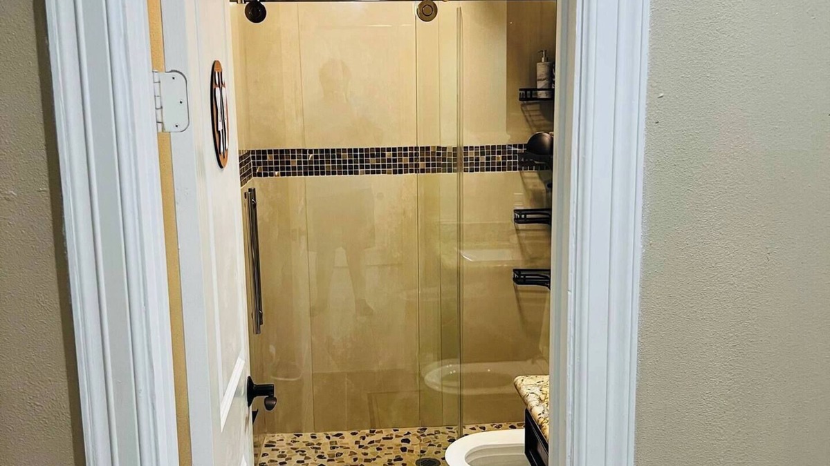 Northside House | Gated spacious 5-bedroom house with fitness room in vibrant Houston