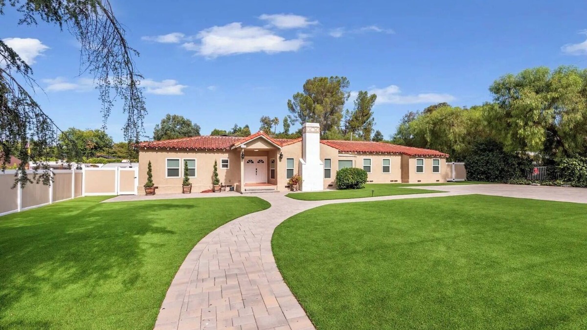 Tarzana House | Gateway 4BD & 3.5BA with Huge Yard & RV Parking