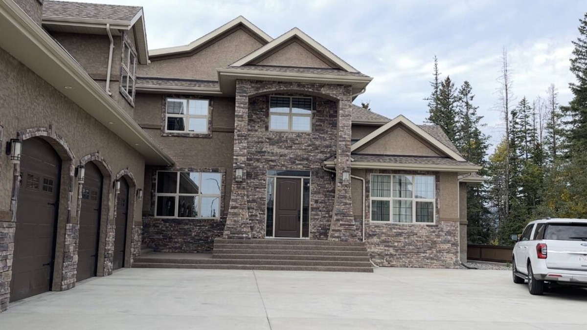 Hinton Villa | Gateway for Jasper Vacations in an Oversized Luxury Royal Mansion at Hinton