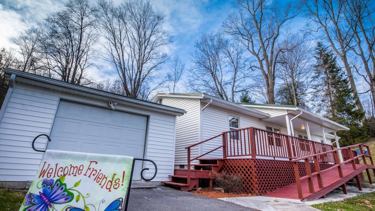 Ansted House | Gateway House to NRG & Hawk's Nest - fast Wi-Fi, fire pit, RV hookup