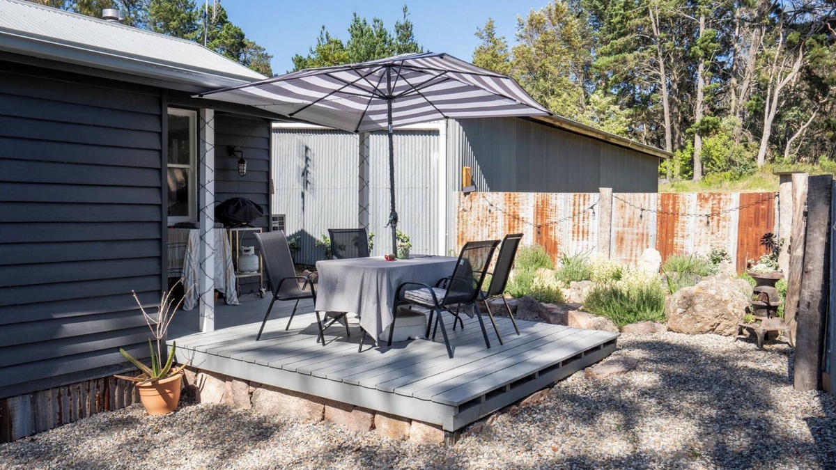 Pozieres Cottage | Gateway to The Granit Belt. Peaceful Pet-Friendly Farm Stay at Donnellys Castle
