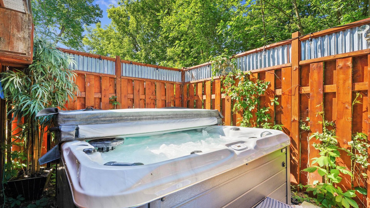 Campbellford Cottage | Gather on the Trent| Waterfront | Boats | Hot Tub | Sauna | Dock
