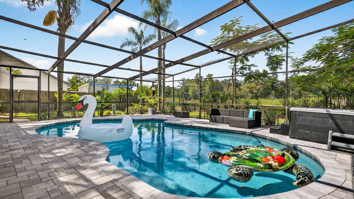 Seffner Community Alliance House | “Gather & Splash” – 3BR Pool Home w/Hot Tub