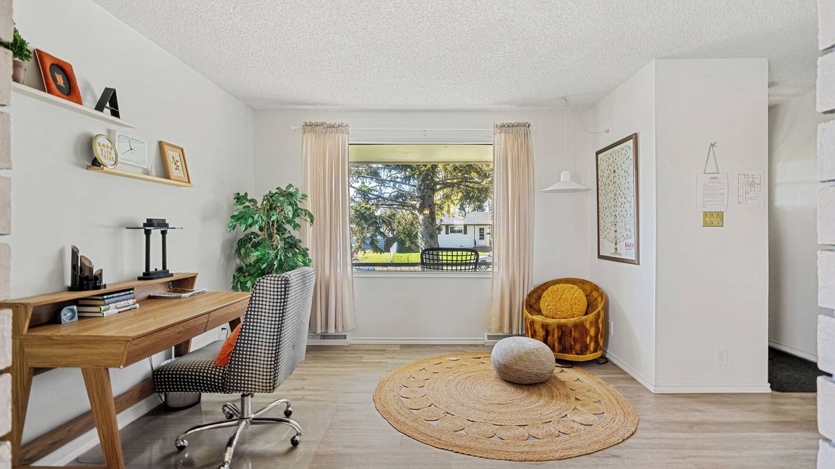 Forest Lawn House | Gather & Stay- whole house, full kitchens, free parking, cozy, 6BR, sleeps 16
