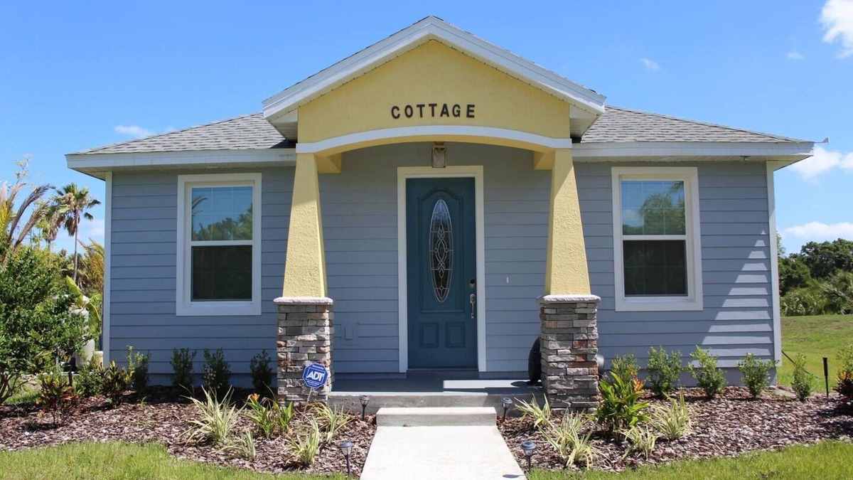 Oviedo Cottage | Gator Cottage: Cozy 2-bedroom, 1-bath cottage, sleeps 4. Perfect for a small family.