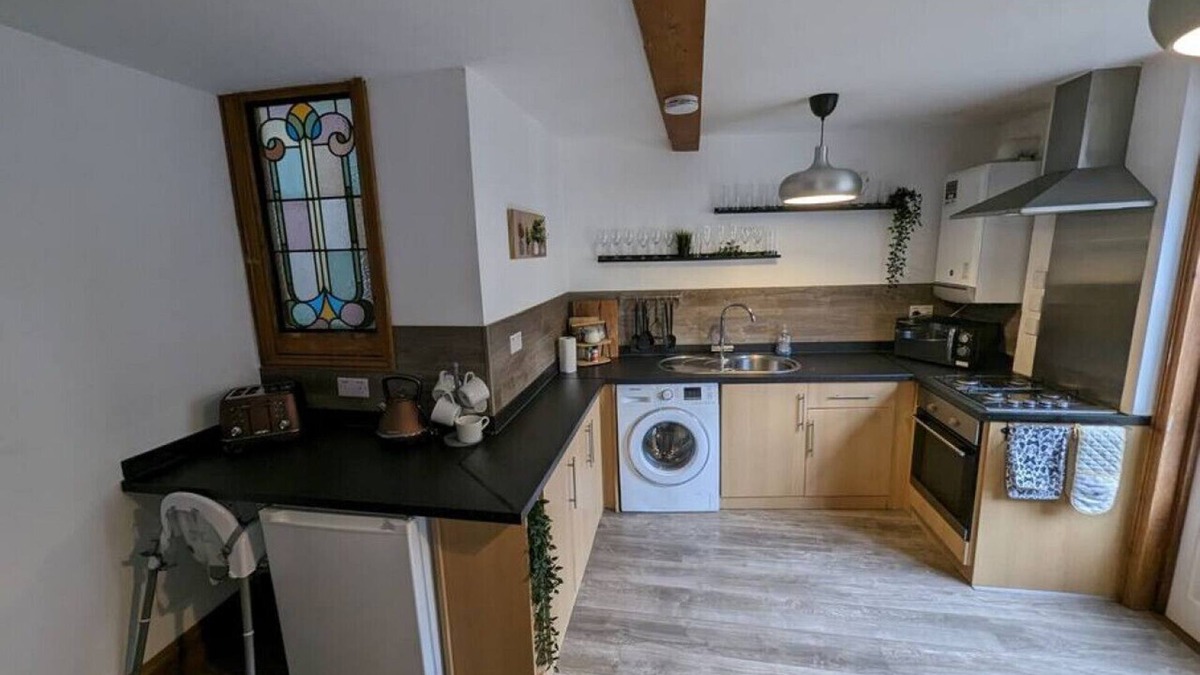 Upper Town Apartment | River Street Rest Bath
