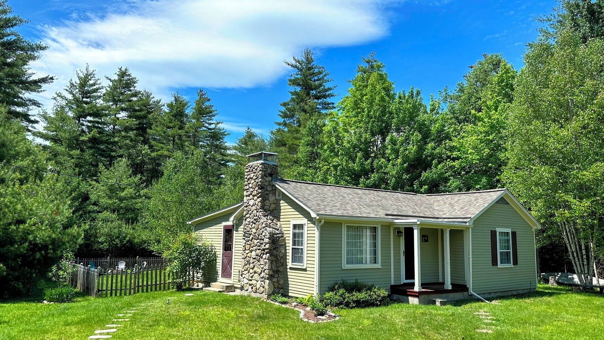 Easton Cottage | GC Cannon ski cottage 10 minutes from Franconia. Fire Pit, wifi, laundry, and dog friendly!