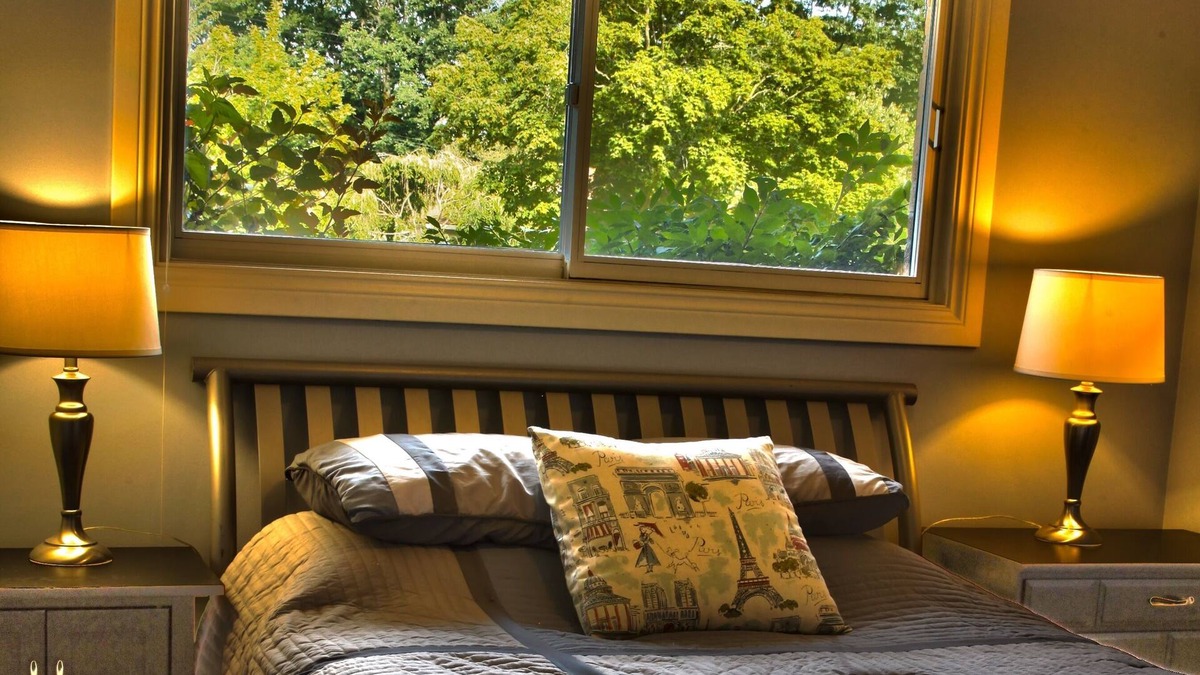 Ann Arbor House | Geaux House! .75 Mile walk to Big House. W/BBall Court