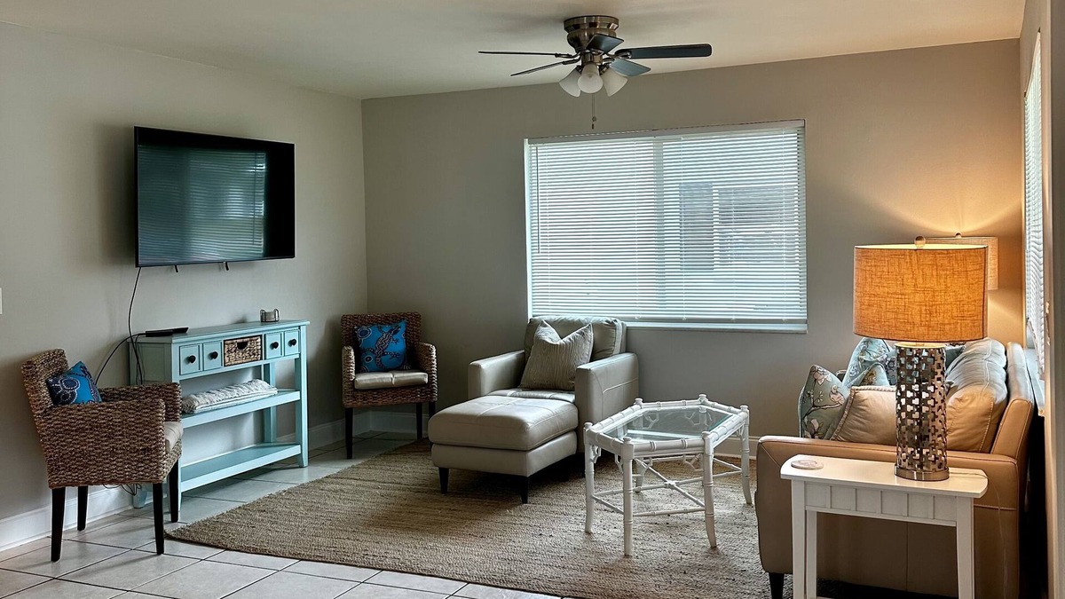 East Naples Cottage | Gecko Cottage - 2 miles to the beach!