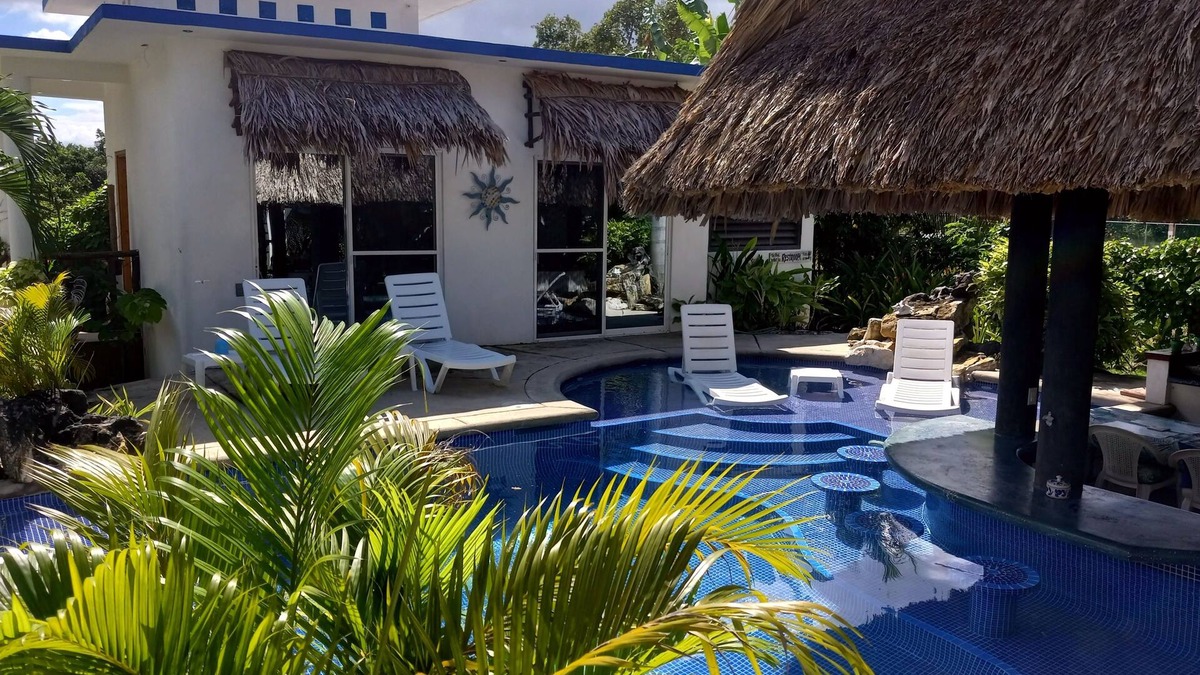 Lake Gardens House | GECKO "POOL SIDE" BUNGALOW-Boutique Resort -Stunning Pool- Airport Shuttle!