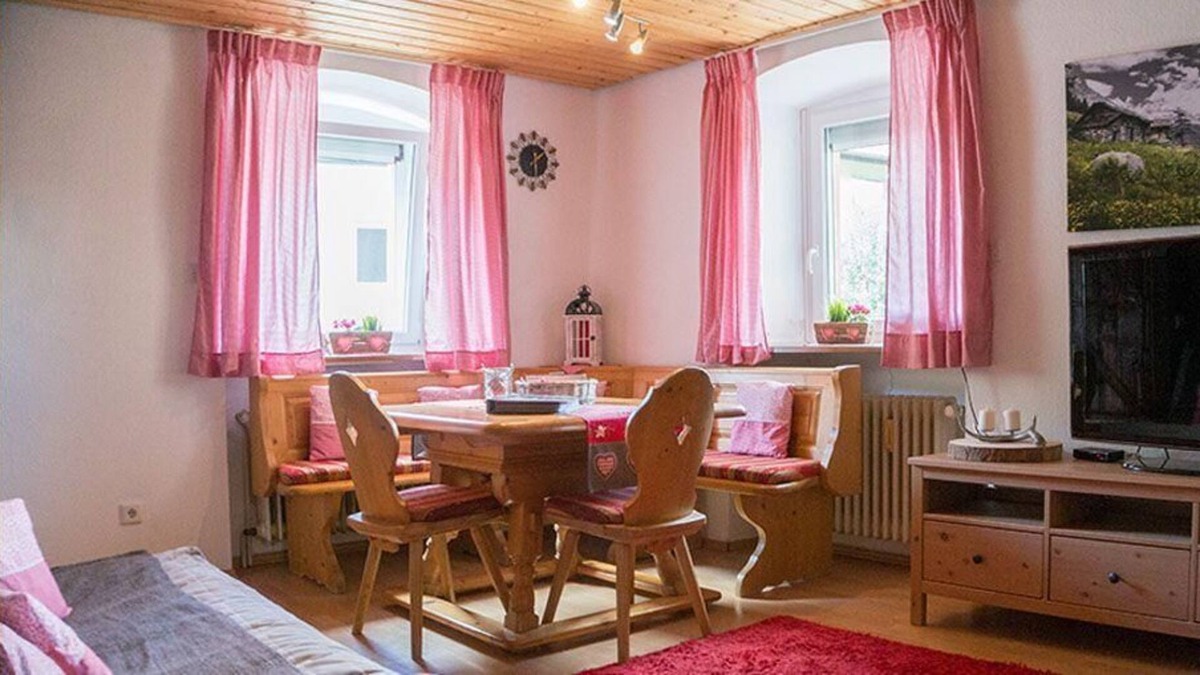 Au Apartment | Gemütliche 2-ZimmerFerienwohnung im Schwarzwaldstil, stadtnah