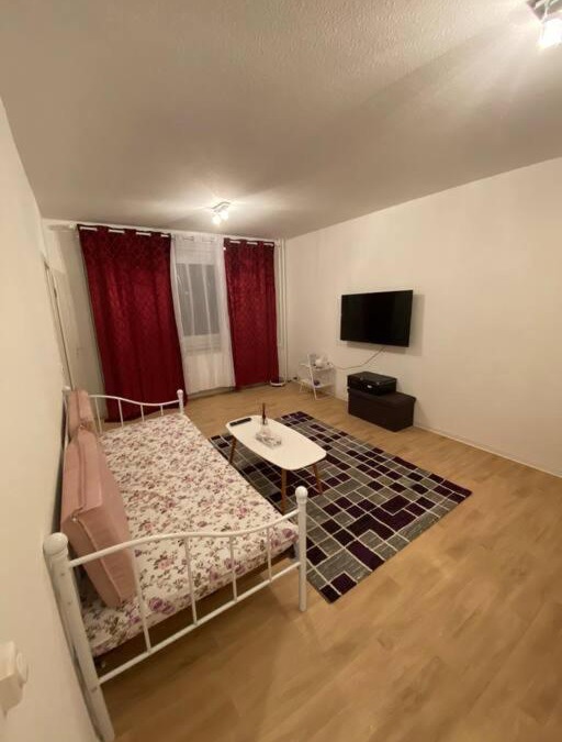 Marzahn Apartment | Gemütliche Wohnung mit Smart-TV und großem Balkon