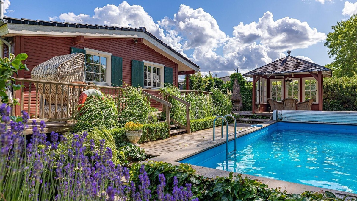 Bunsdorf House | Gemütliches Ferienhaus mit Pool und Sauna Direkt am Wittensee für bis zu Acht Pe