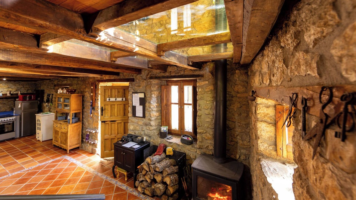 Cuevas de Vinayo Cottage | Genciana, old renovated house in the middle of the Leonese mountains (pets welcome)
