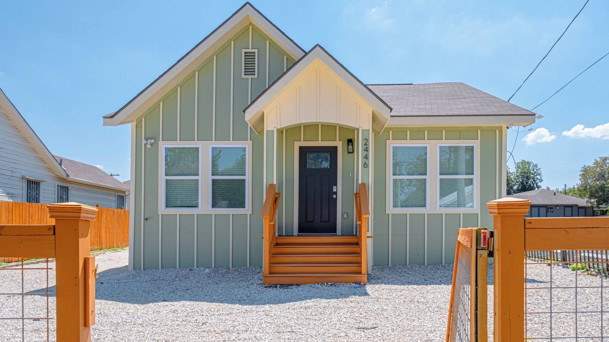 Eastside Promise Neighborhood House | Generous 5BR/3BA Haven Close to Alamo & Riverwalk!