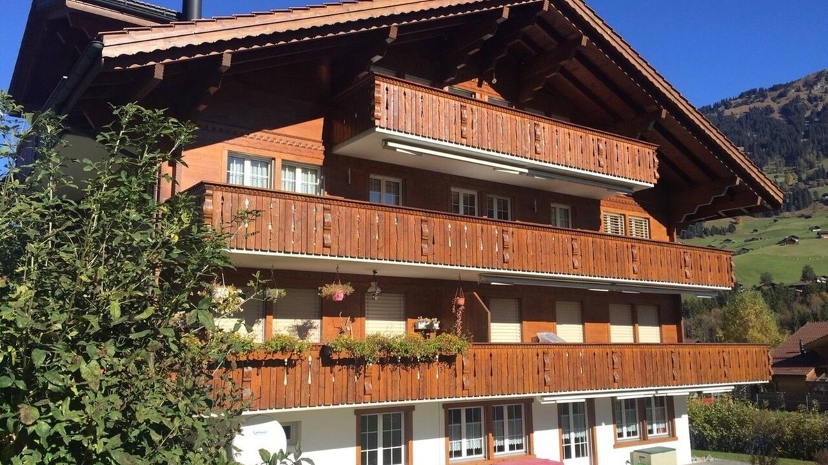 Lenk Apartment | Generous apartment with breathtaking view, centrally located, with elevator