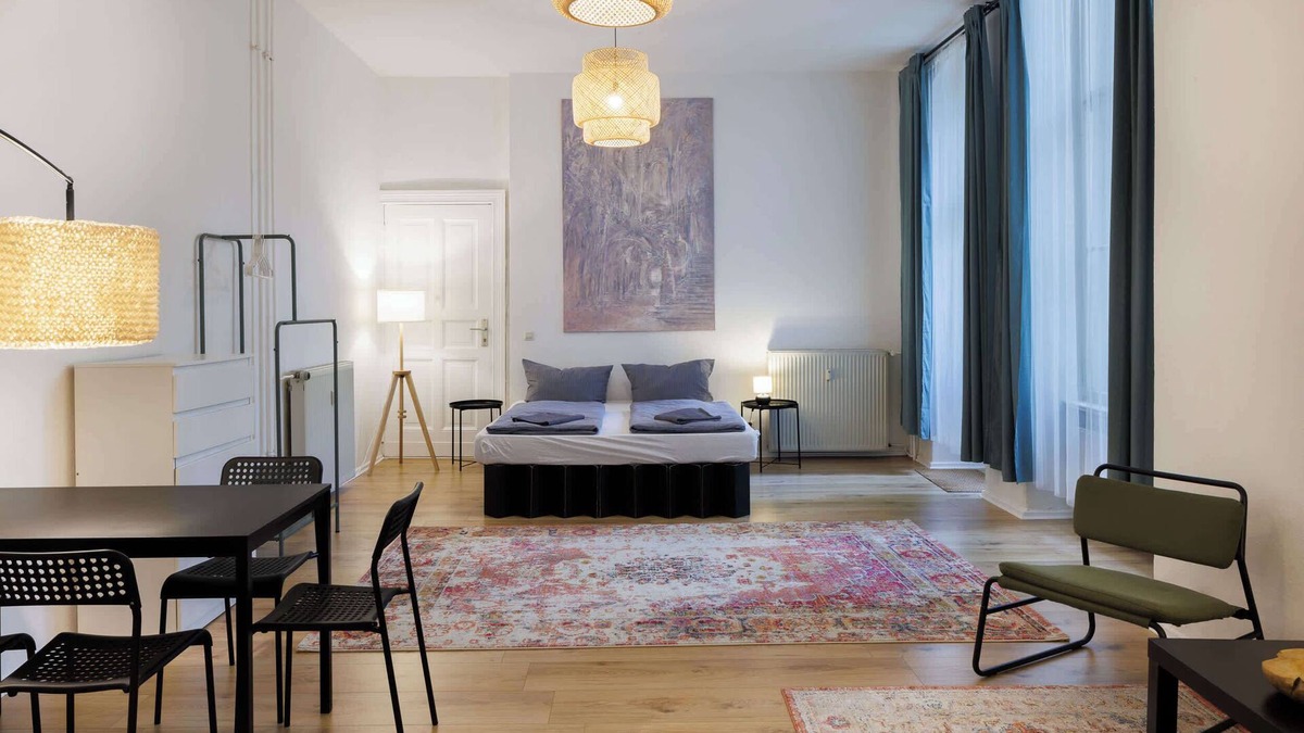 Friedrichshain-Kreuzberg Apartment | Generous Room in Central Berlin 4