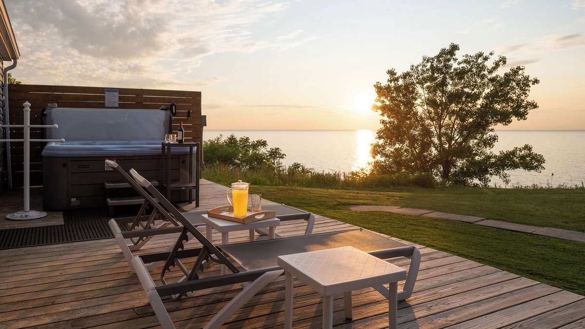 Geneva Cottage | Geneva, Direct Lakefront, Hot Tub, Ohio's Wine Country