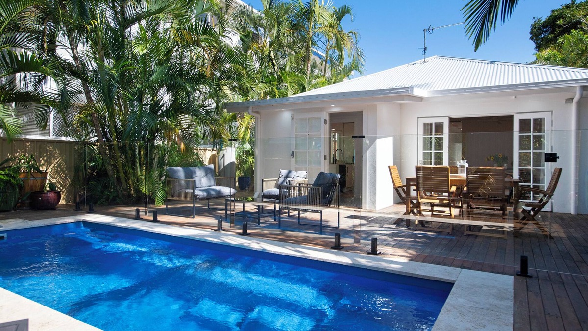 Surfers Paradise House | Genoa Beach House. - where coastal charm meets ultimate comfort. Pet friendly