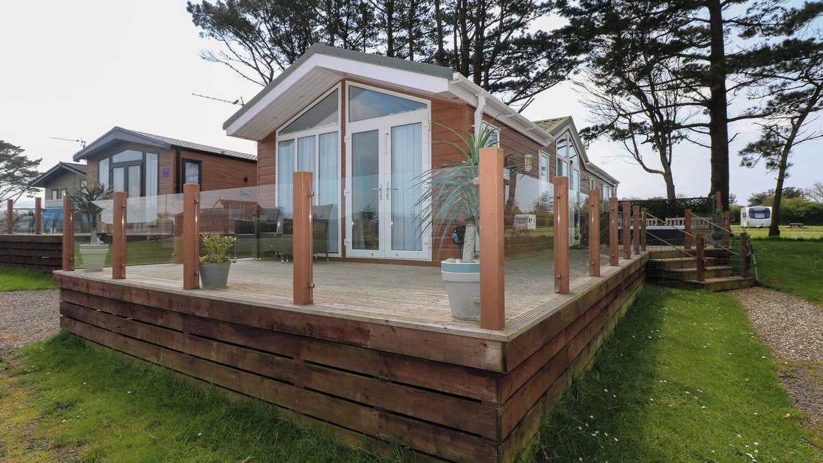 Hasguard Cross Cottage | GENTLE TIDE (L46), pet friendly, with hot tub in Little Haven