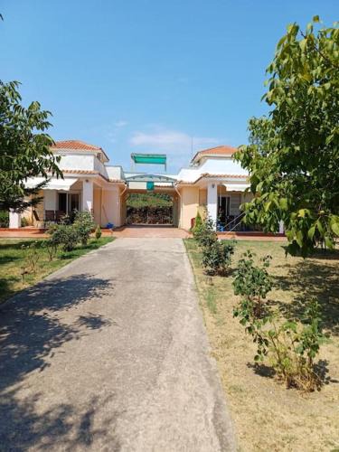 Paliouri House | George house