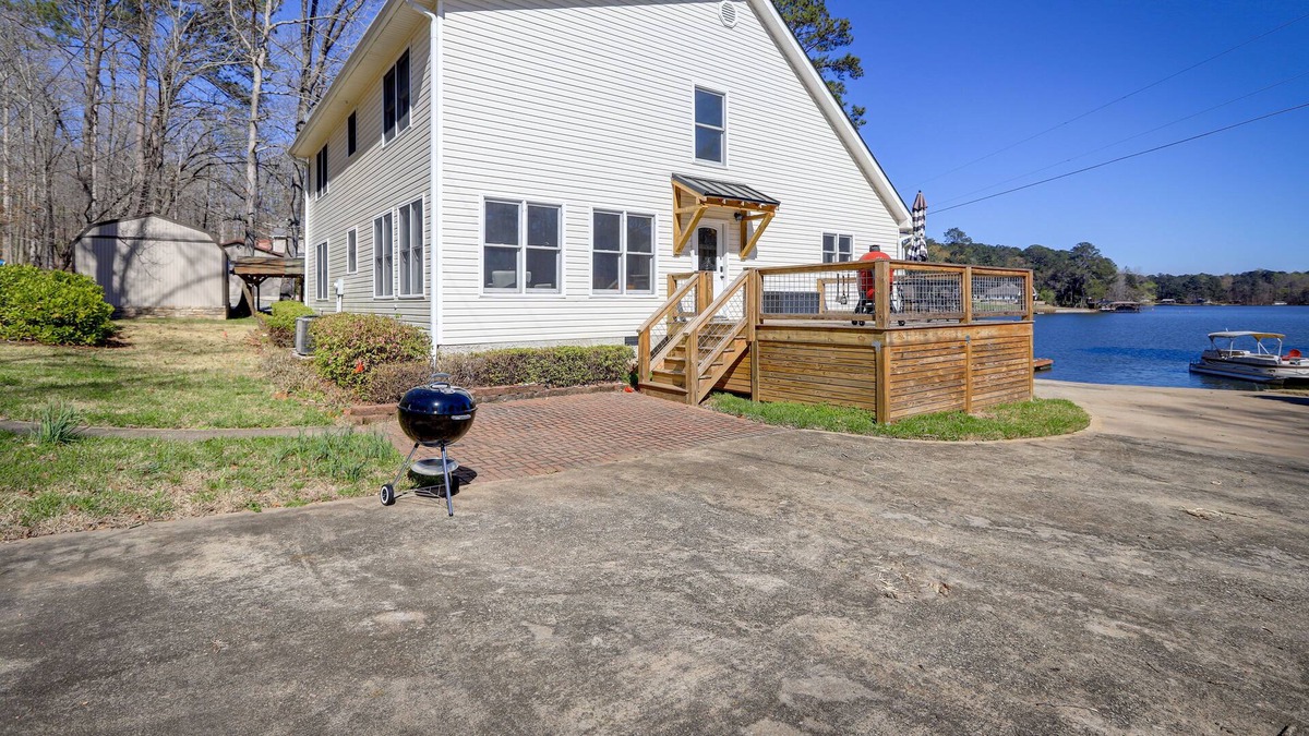 Jackson House | Georgia Vacation Rental on Jackson Lake w/ Dock