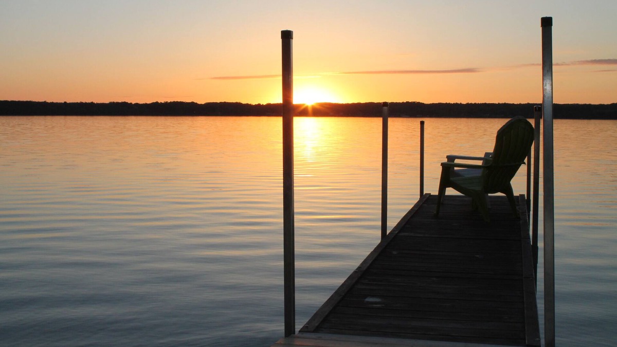Wiarton Cottage | GEORGIAN BAY RETREAT-Stone Fireplace-Hot Tub- Dock- No Cleaning Fee!