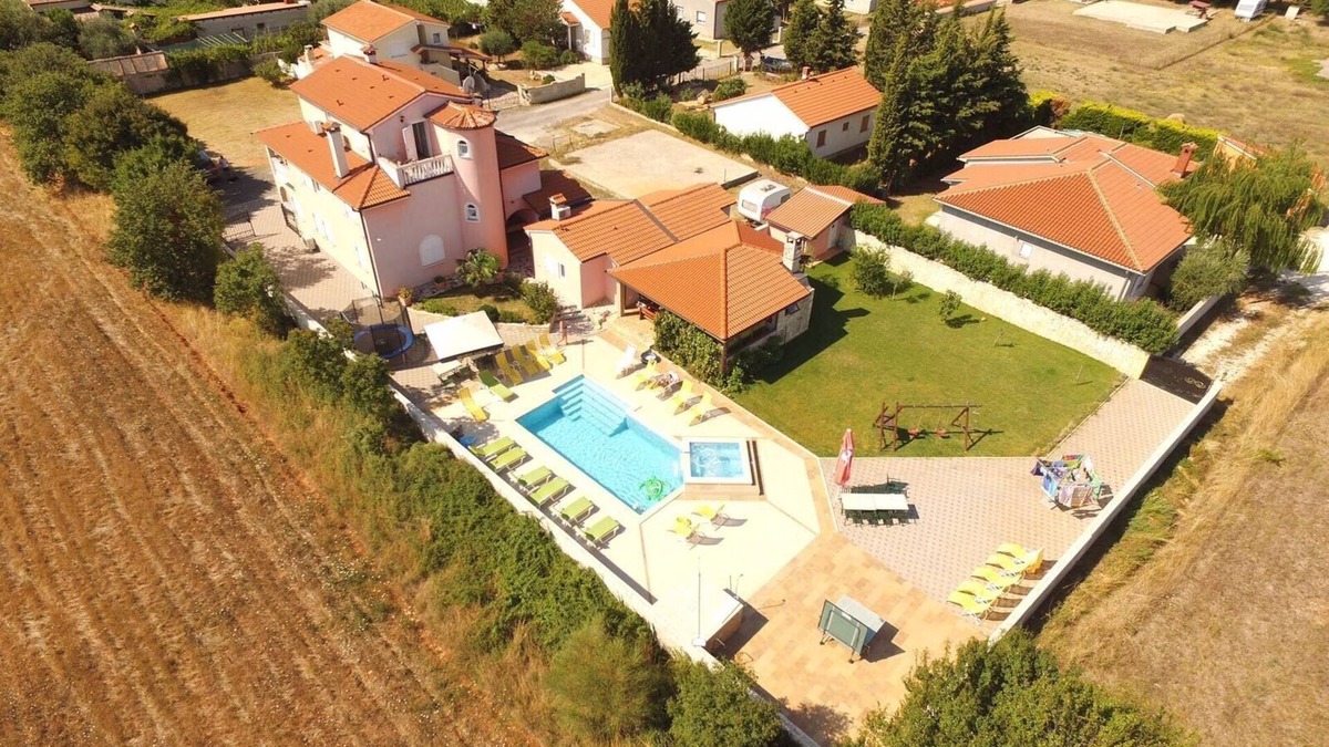 Liznjan House | Geräumiges Ferienhaus mit Großer Überdachter Terrasse. Ideal für Große Familien