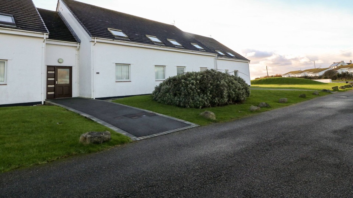 Trearddur Bay Cabin | GER-Y-LLI, pet friendly, character holiday cottage in Trearddur Bay