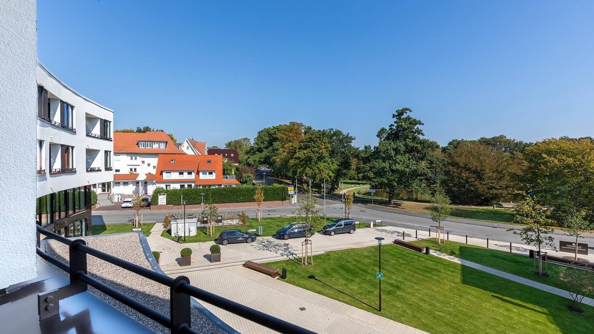 Alt-Travemunde/Ronnau Apartment | Geschmackvolles Ferienapartment mit Loggia und Blick in den Park in Ostseenähe