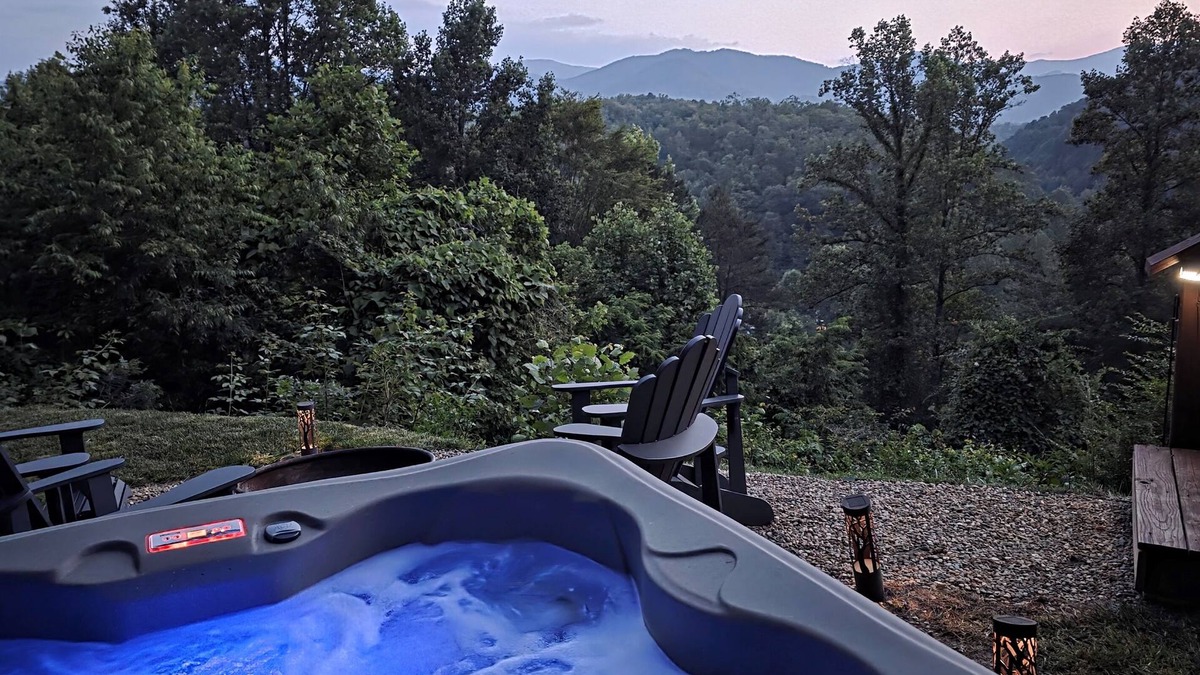Whittier Cabin | Get an Altitude Adjustment! Hot Tub! Dog friendly. Views! Tubing, waterfalls