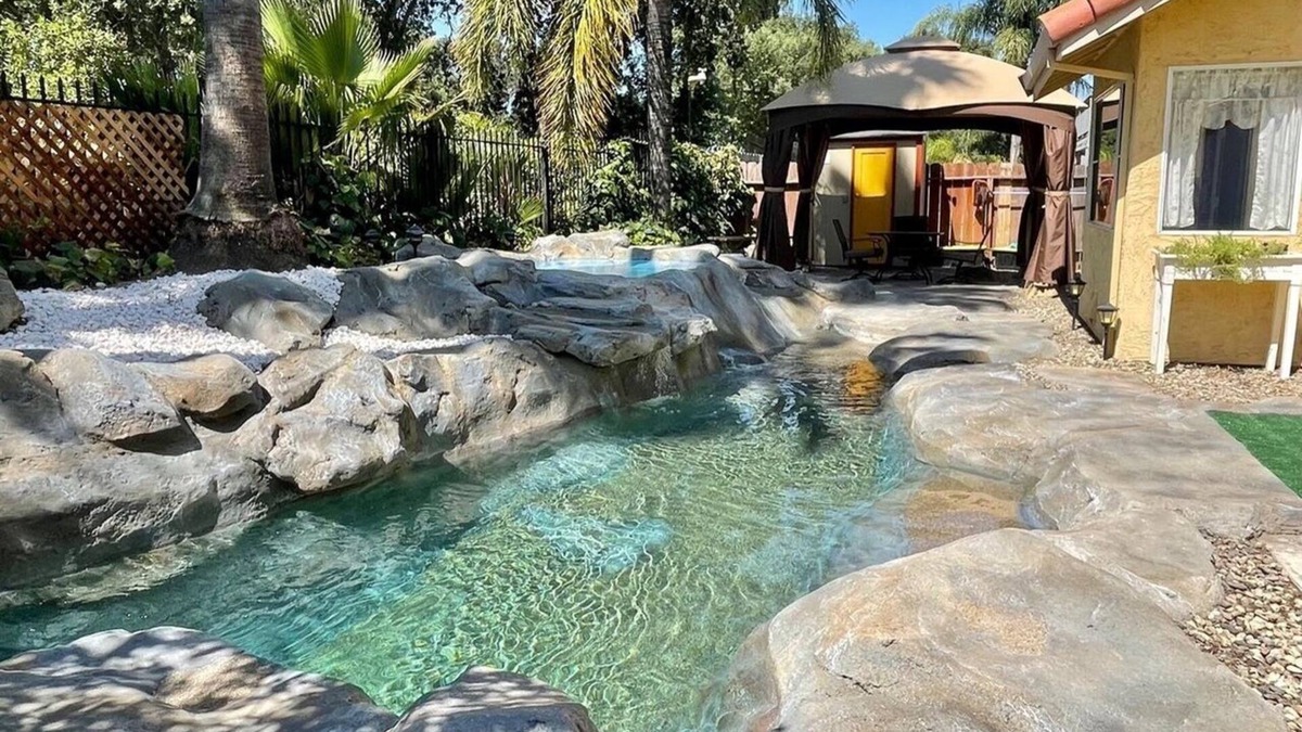 Stockton House | Get Away From The Crowd, Stay Closer To The Nature And In A Luxury Homey House!