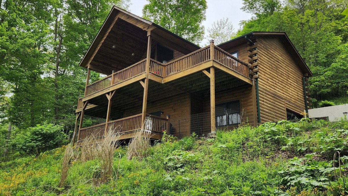 Wolf Laurel House | Get-Away Mountain Cabin. Hot Tub, Sunset Mtn. Views, Game Room, Near Asheville